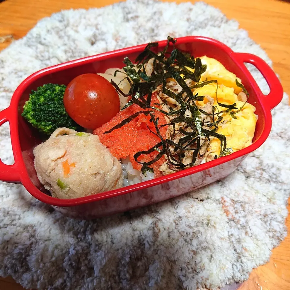 私弁当🍱
   すし飯にレンチン玉子
    鯖ほぐし
    めんたいこ😄|miimiさん