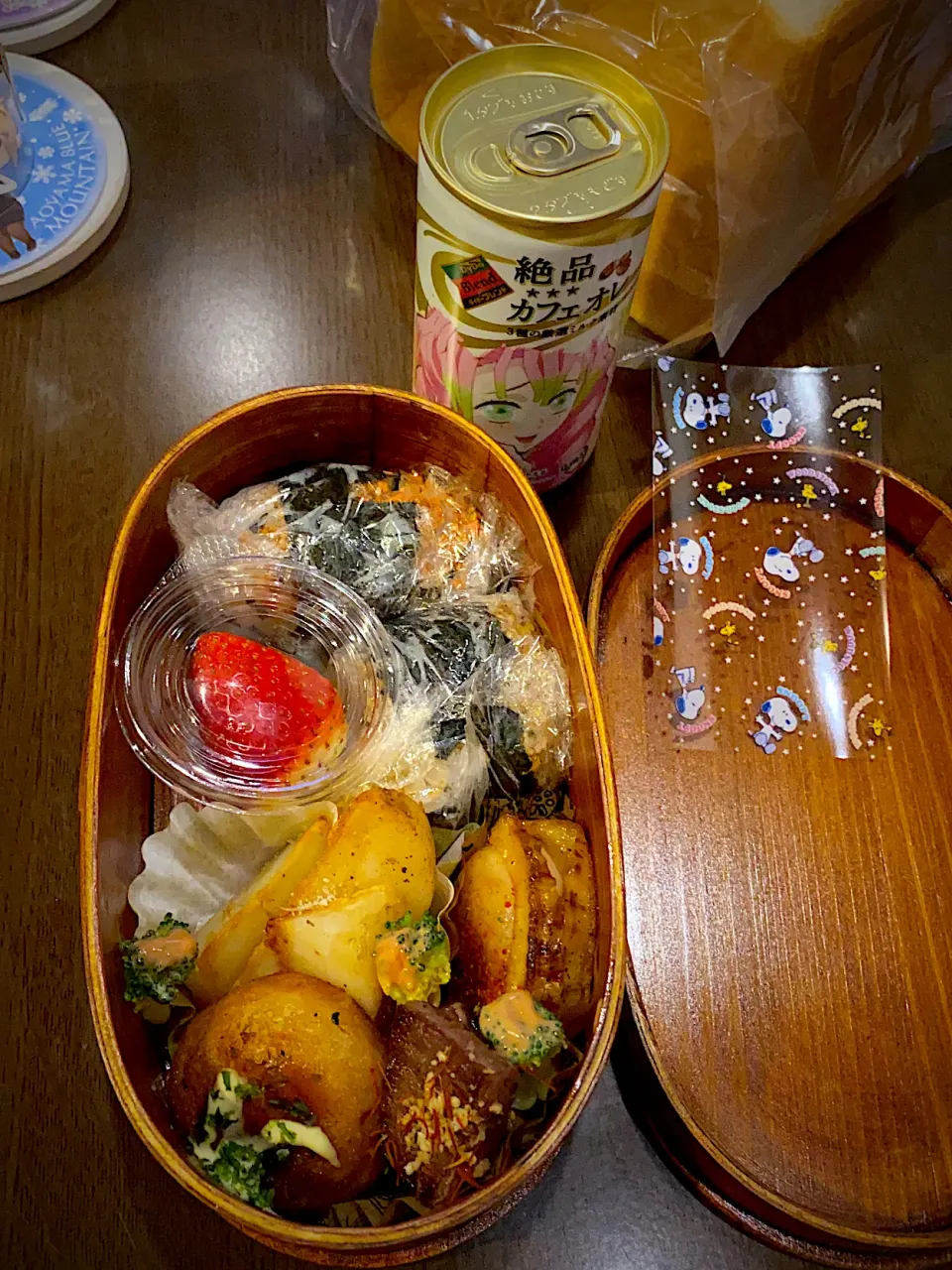 Snapdishの料理写真:お弁当🍱　おむすび　十六穀ごはん　鮭　焼肉のふりかけ　焼き海苔　帆立ロースト　七味唐辛子　ビーフステーキ　白胡麻　フライドポテト　揚げタコ焼き　ソースマヨネーズ青海苔　蒸しブロッコリー　オーロラ辛ソース　苺　ココナッツミルククリーム　カフェオレ|ch＊K*∀o(^^*)♪さん