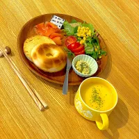 Snapdishの料理写真:サーモンベーグル🥯|かりんころんさん