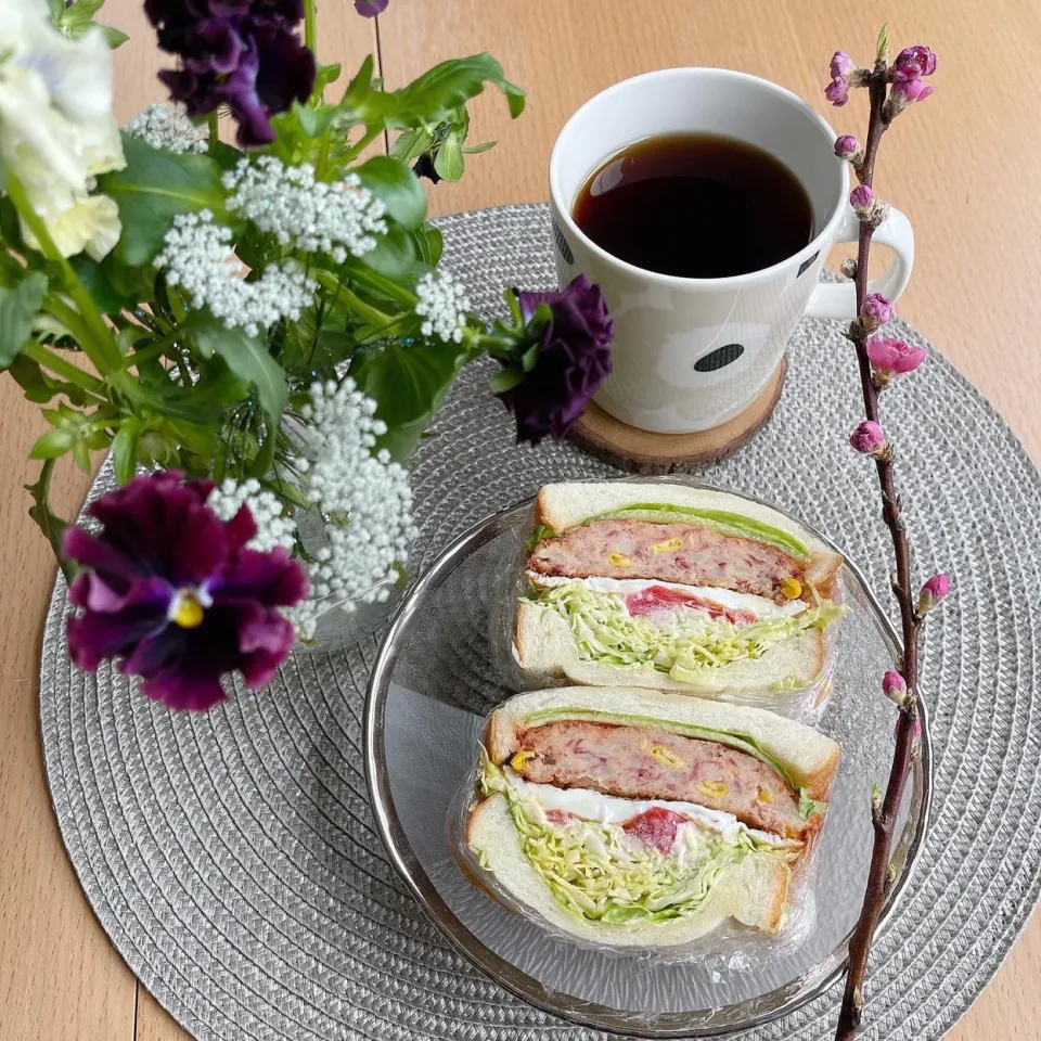 2/26❤︎コンビーフポテトバーグ&目玉焼きサンド🍳|Makinsさん