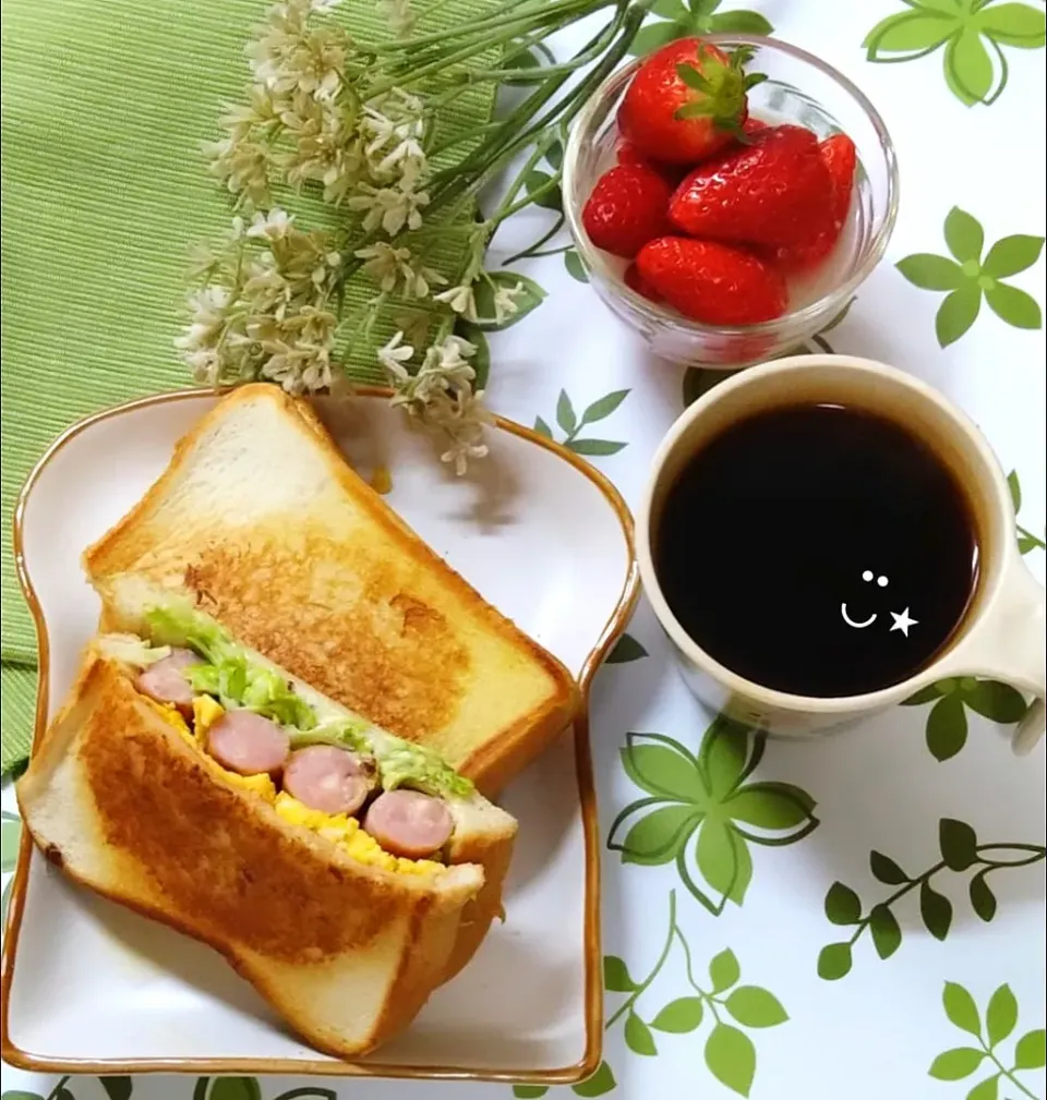 シャウエッセンdeホットサンド 😋|fumiさん