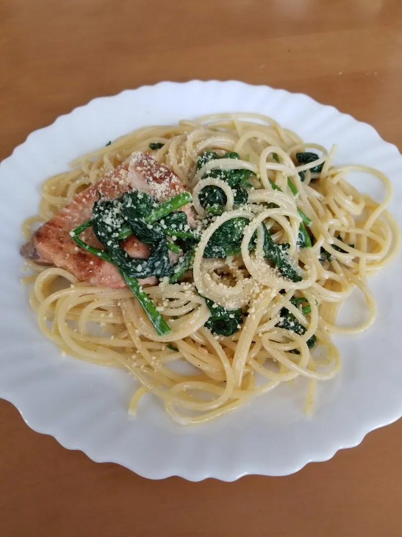 Snapdishの料理写真:鮭とほうれん草のくりーむパスタ|紫香さん