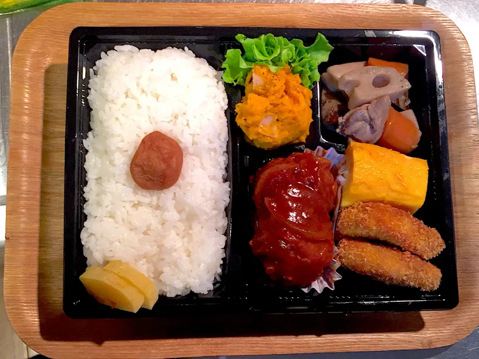 煮込みハンバーグ ヒレカツ かぼちゃサラダ 煮物弁当|あぐりさん