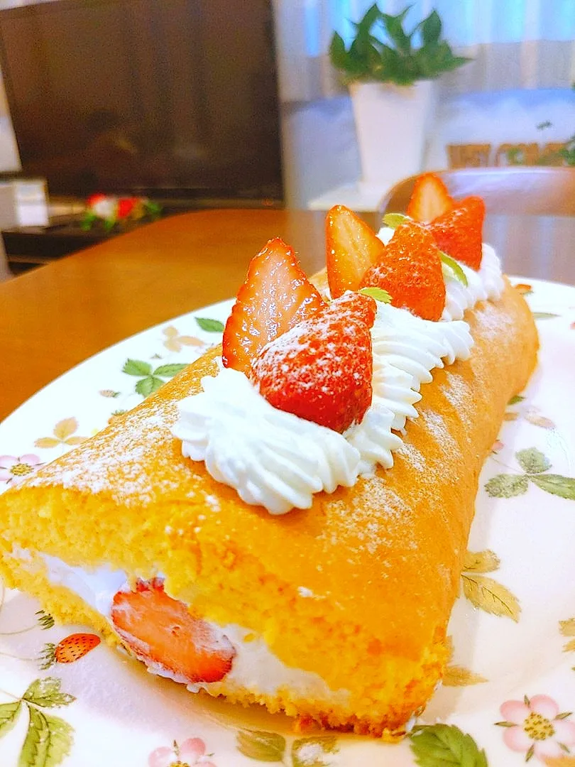 Snapdishの料理写真:ロールケーキ♡
イチゴをふんだんに使いました。ふわふわの生地にカスタードと生クリームを挟んでいます。絶品な美味しさです〜⸜(◍ ´꒳` ◍)⸝|yuriさん