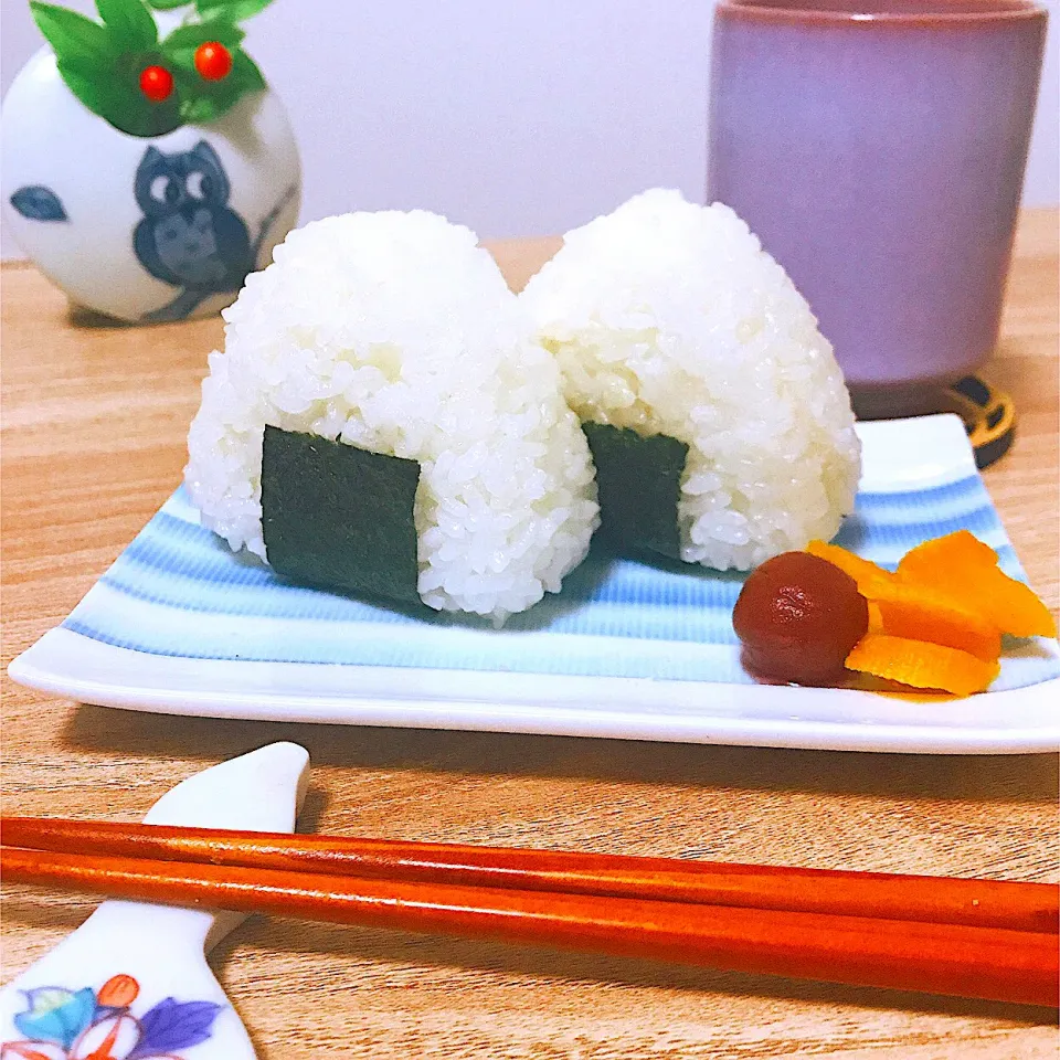 Snapdishの料理写真:夜食に塩と味海苔だけのふっくら🍙おにぎり😋|Sの食卓さん