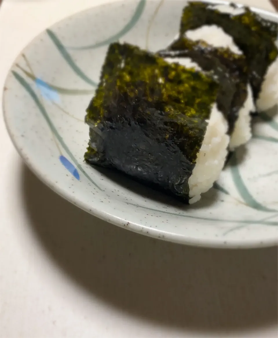 夜食のおにぎり🍙お腹が減ったと言う育ち盛りの息子のリクエスト😅|acoさん