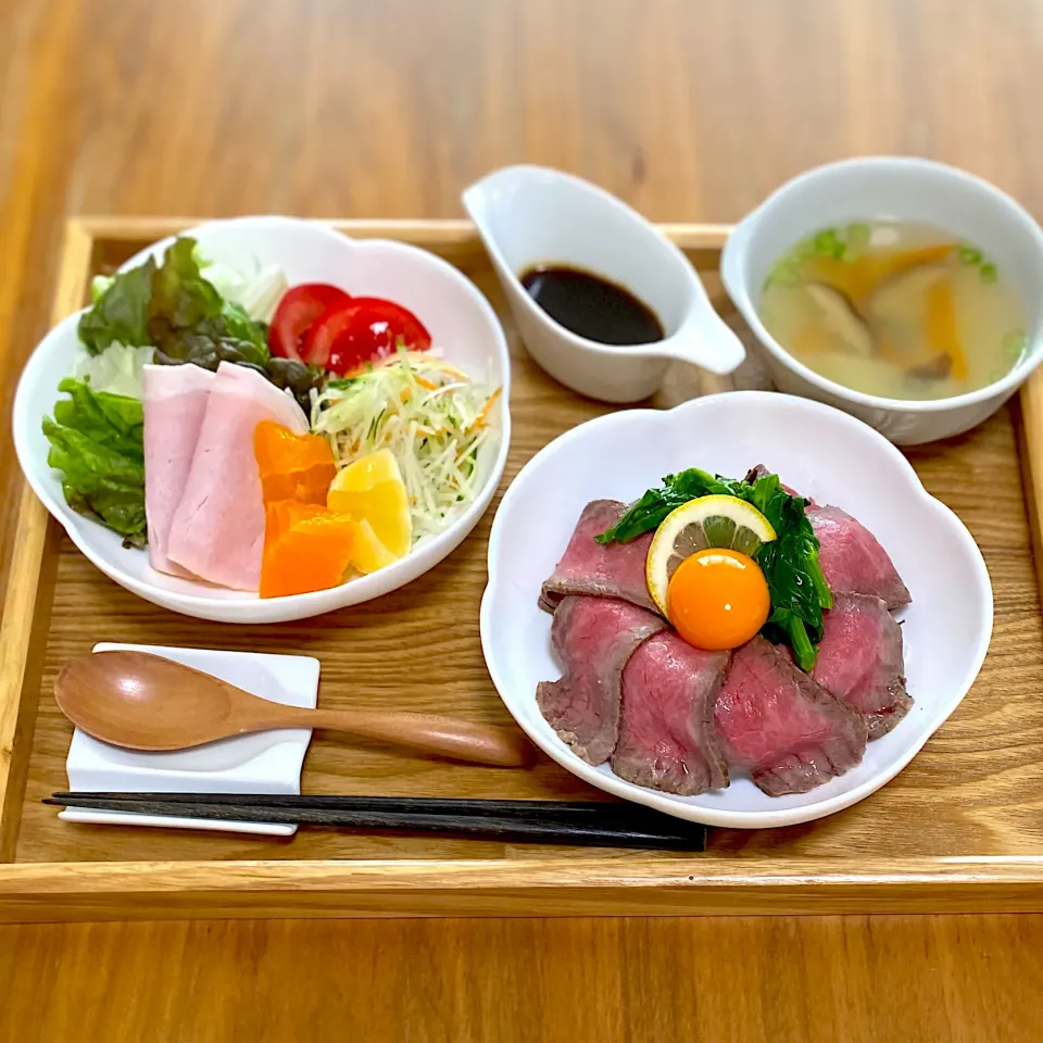 Snapdishの料理写真:🥩ローストビーフ丼定食🍚🥢黒毛和牛のもも肉🐃で手作りローストビーフ🍖|みかりんさん