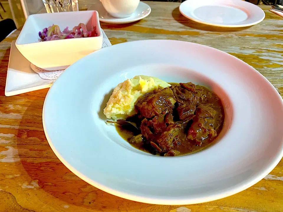 Beef stew with home made mashed potatoes and coleslaws|skyblueさん