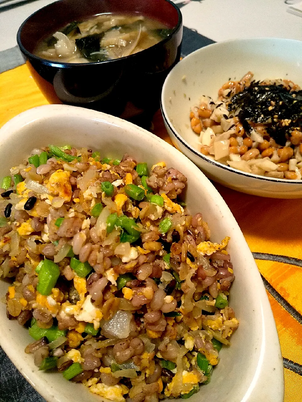 今日お昼ごはん
※雑穀ご飯とオートミールのハイブリッドチャーハン～クレソンの茎
※エリンギと納豆の柚子胡椒和え
※キノコとワカメのお味噌汁|れあMIXさん