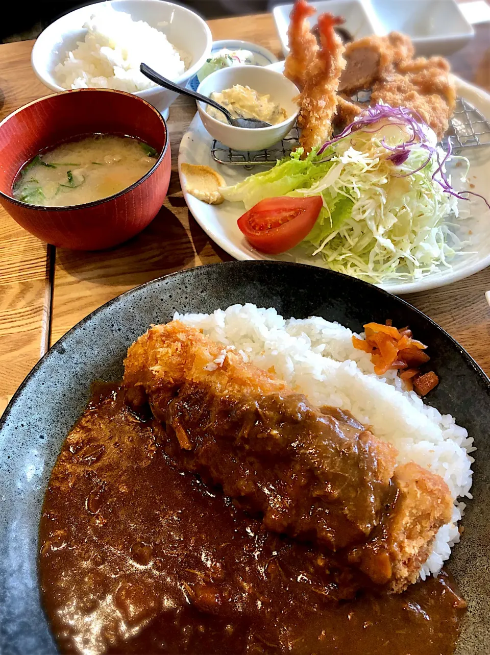 Snapdishの料理写真:『とん樹』さんでランチ　ロースカツカレー&とん樹セット|じゅんさんさん