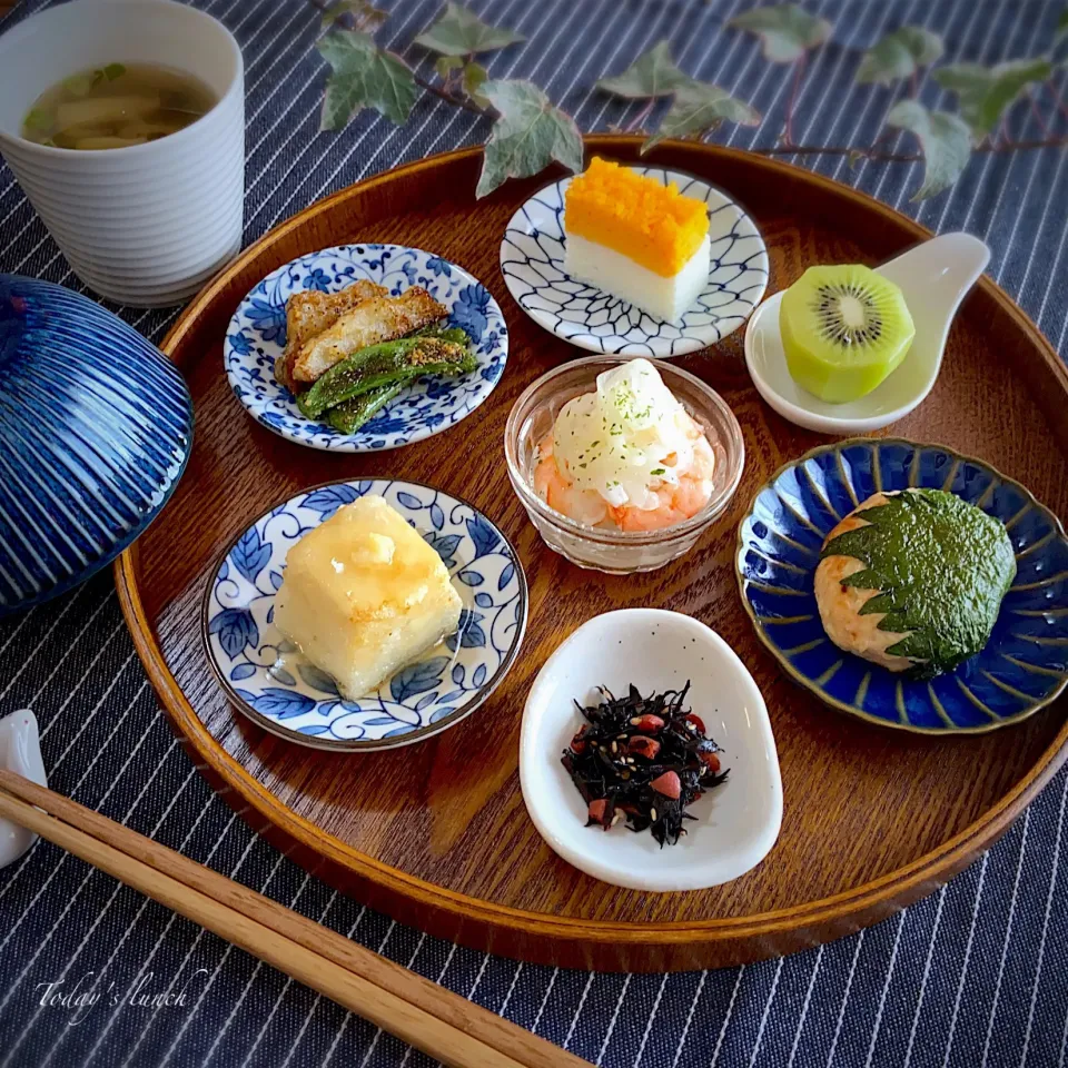 春休みランチ🌸大葉つくね🍃梅ひじきふりかけ🔴揚げ出し豆腐⬜︎菊芋とスナップえんどうの粉チーズペッパー炒め🥔錦卵🥚海老と玉ねぎのマリネ🦐🧅しめじと大根の味噌汁🍄|Naoさん