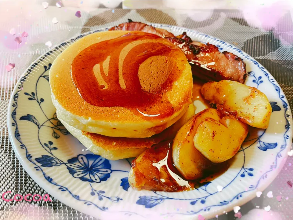 Snapdishの料理写真:パンケーキ🥞メープルシロップ、林檎のバターソテー、ハムと。|cocoaさん