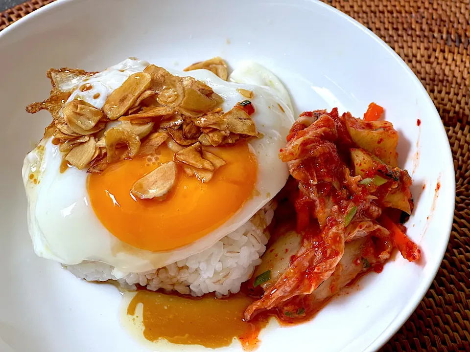 Sunny side garlic oyster sauce & kimchi rice|yeni kartikasariさん