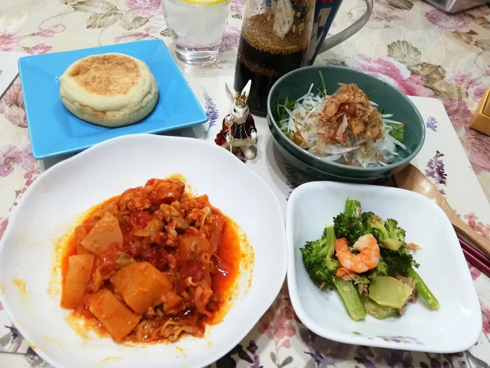 Snapdishの料理写真:''21,2/27
大根と豚バラのトマト煮と新玉ねぎのサラダで晩ご飯😋|たえさん