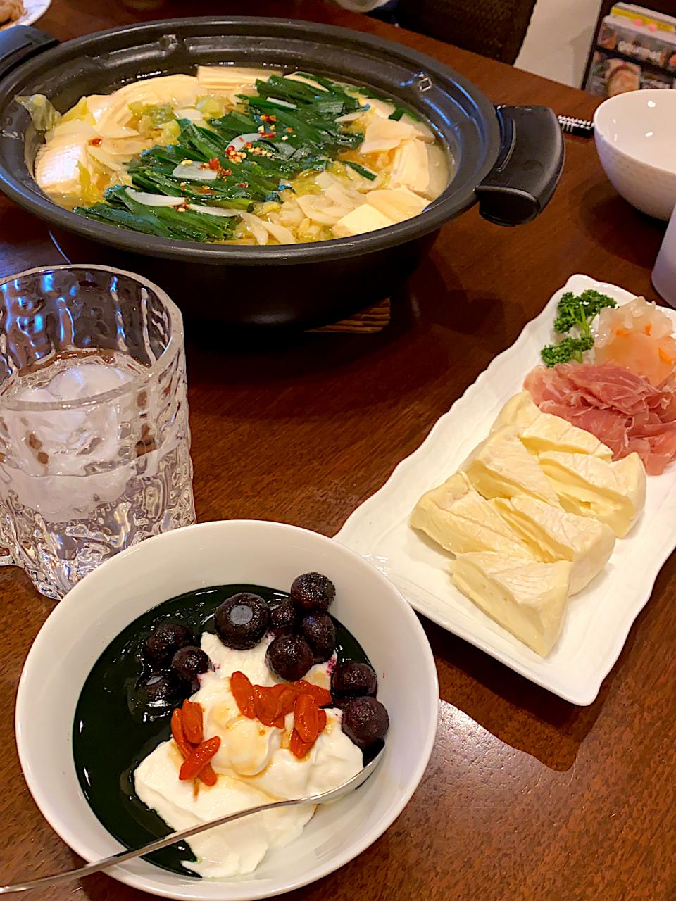 今夜の夕飯。もつ鍋、チーズ🧀生ハム、スピルリナヨーグルト&バーリーマックスフレークなどなど