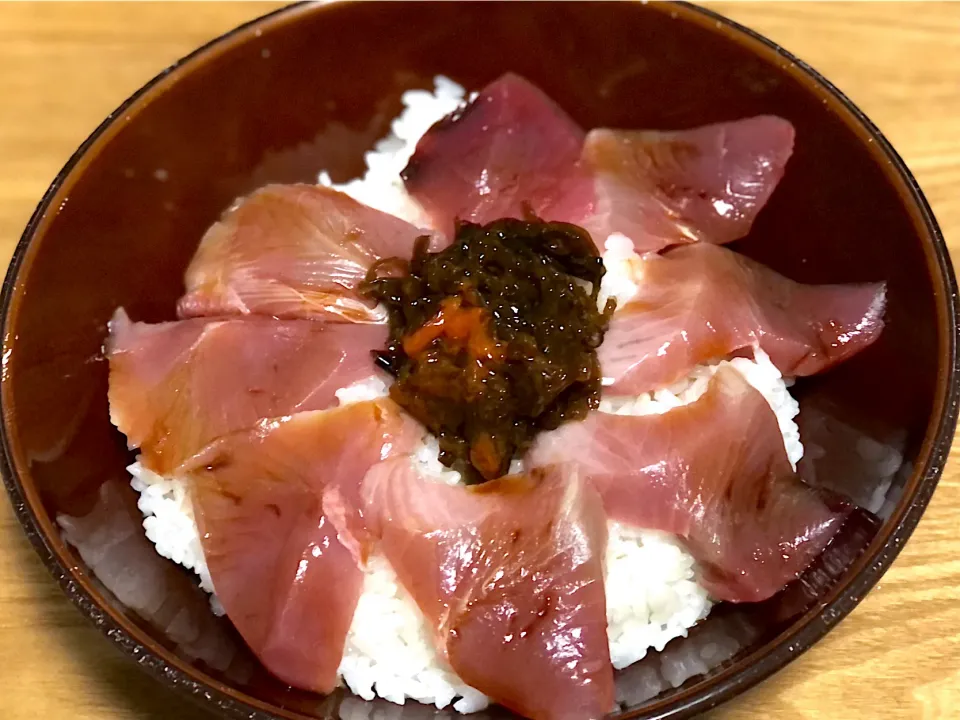 ☆鰹の刺身と雲丹めかぶ丼|まぁたんさん