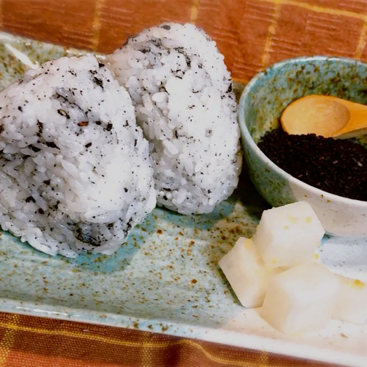 😋『茶葉炭と黒ごまのおにぎり』🍙と、『大根の麹甘酒の柚子お漬物✨』|ひつじのひとりごとさん