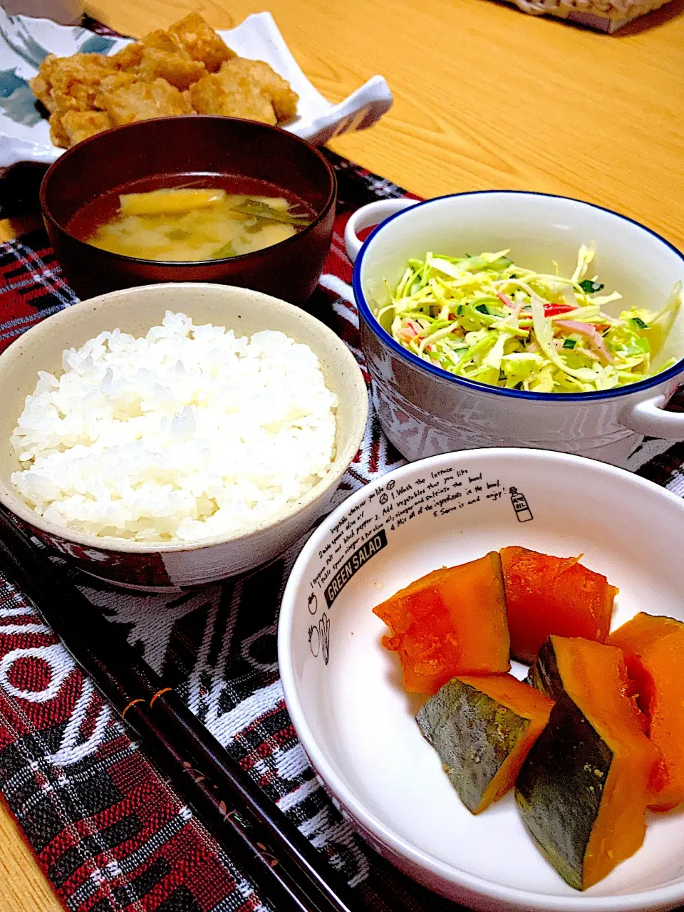 もうかさめの竜田揚げ、コールスローサラダ、かぼちゃの煮物、味噌汁(水菜、油揚げ)|ツインうさぎさん