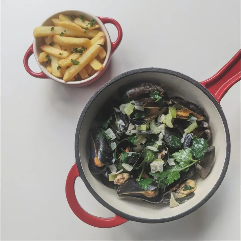 Snapdishの料理写真:Belgian Mussels with White Wine Cream Sauce|ecywrさん