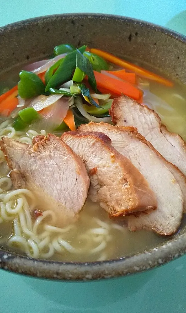 葉ニンニクの野菜炒めと糀甘酒鶏チャーシューの塩ラーメン❗️|かずにゃさん