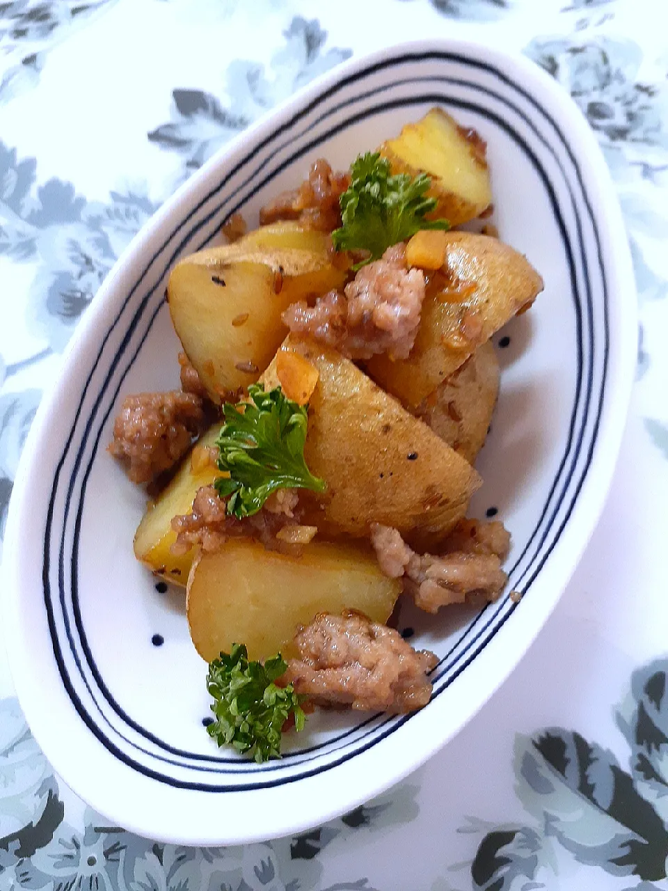 Snapdishの料理写真:とだともさんの料理 新じゃがと挽肉のクミン炒め イタリアンパセリもたっぷり🌿|@きなこさん