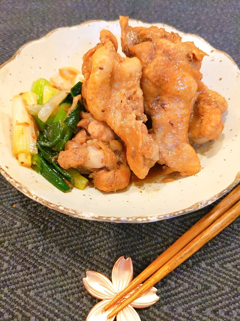 今日は鶏肉のポン酢煮★
最後に本みりんで鶏肉に照りをつけて甘酸っぱい味に仕上げてみました。玉ねぎとネギを添えて〜(⑉• •⑉)❤︎|yuriさん