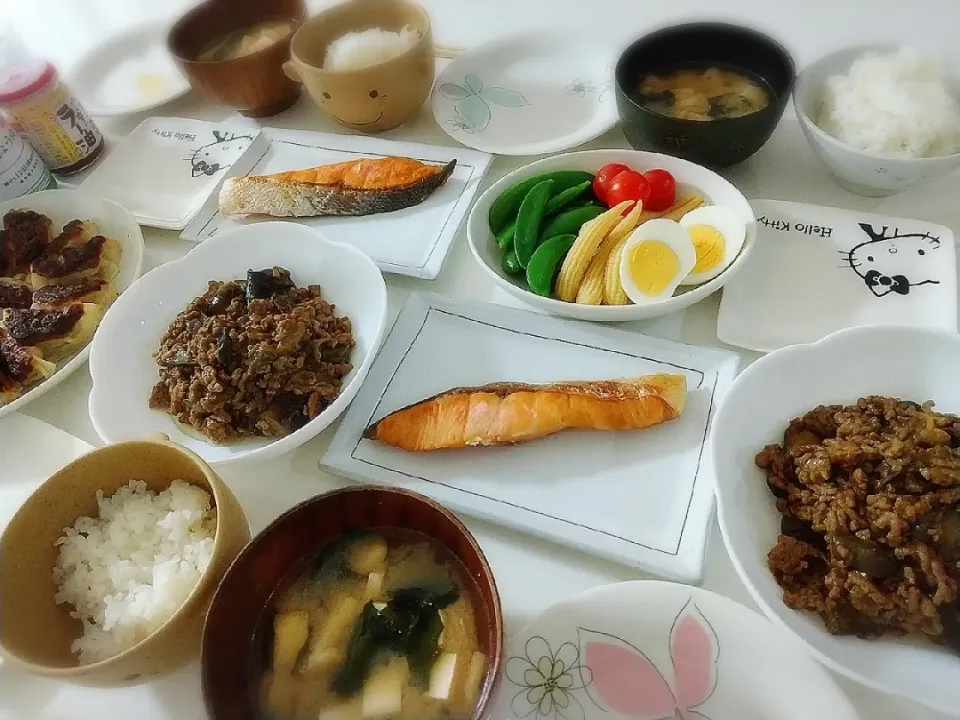 夕食(*^^*)
麻婆茄子
肉餃子(焦がしちゃった😢)
鮭
サラダ(スナップエンドウ、ヤングコーン、プチトマト、ゆで卵)
お味噌汁(豆腐、油揚げ、ワカメ)|プリン☆さん