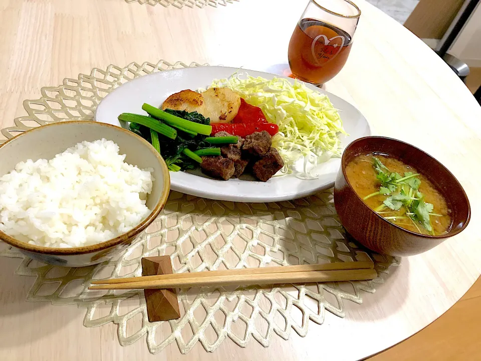 サイコロステーキ焼き野菜添え、ほうれん草のバター醤油炒め|ひろさんとゆりさんさん