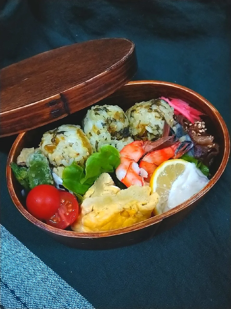 高菜めしのおにぎりと蒸し海老
卵焼きと…夕べの残り物
　今日のお弁当*12|cheryl_tasteさん