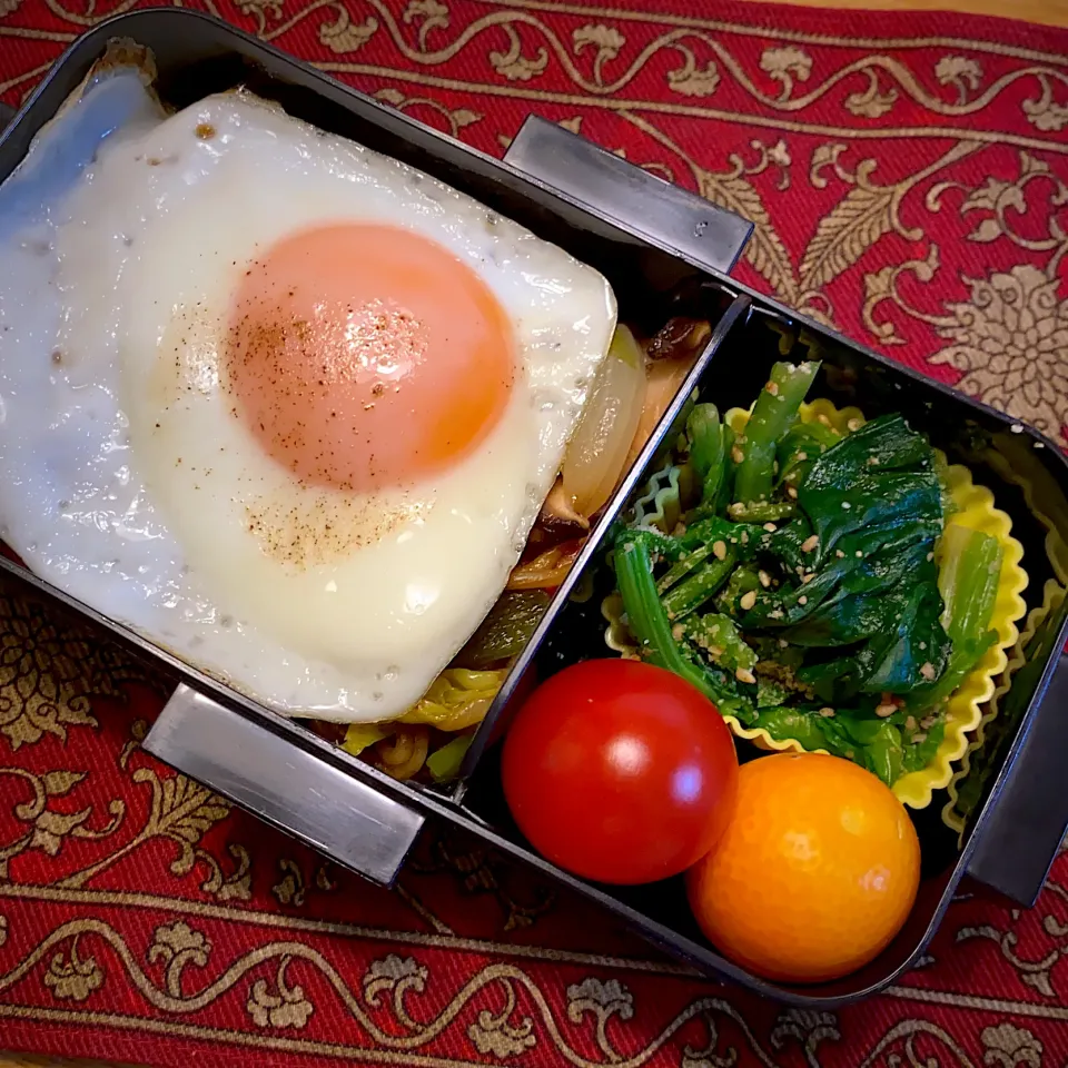 焼きそばと目玉焼きと、ほうれん草の胡麻和えと、プチトマトと金柑弁当|もえさん