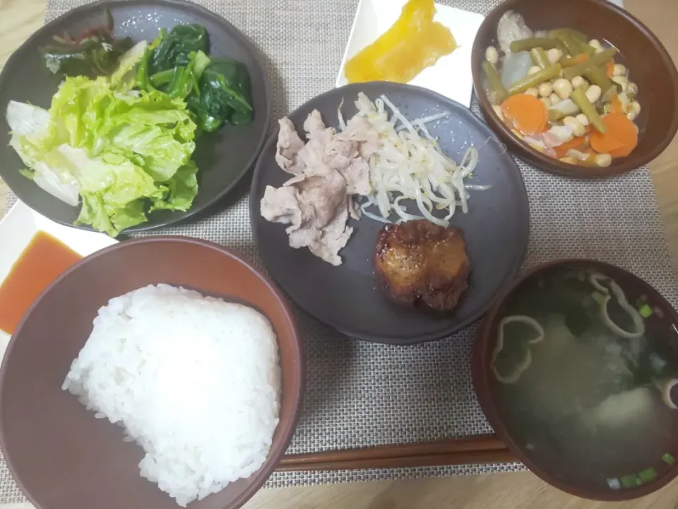 白飯
わかめの味噌汁
ポークステーキ
温牛しゃぶ
いんげんと人参と玉ねぎと大豆と白ネギとしいたけの煮物
ほうれん草の塩ゆで
ちぎりレタスの海藻サラダ
干しいも|あぎふぁんさん