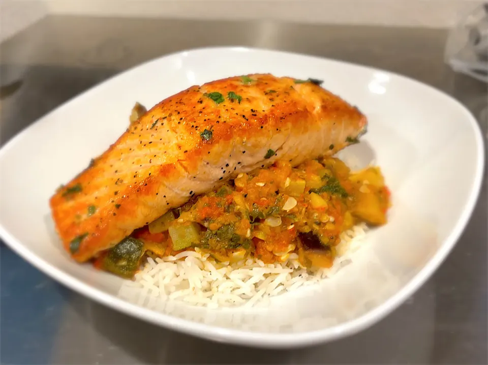 Snapdishの料理写真:Ratatouille and pan seared salmon|jeffさん