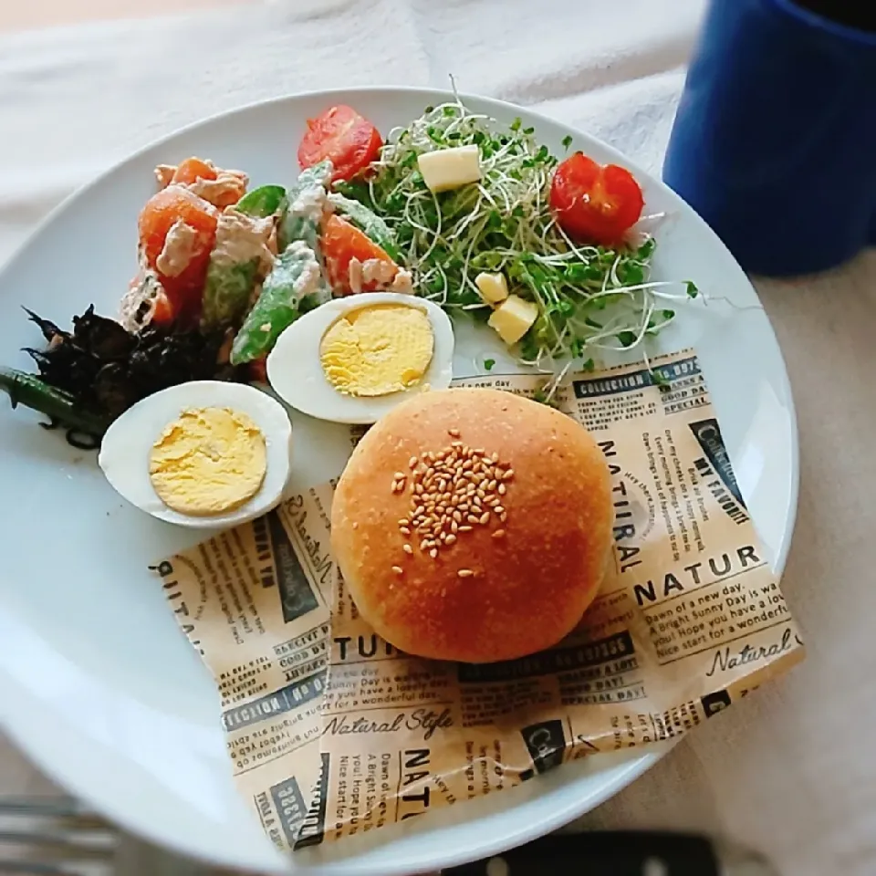 あんパンで朝ごはん|えるえるさん