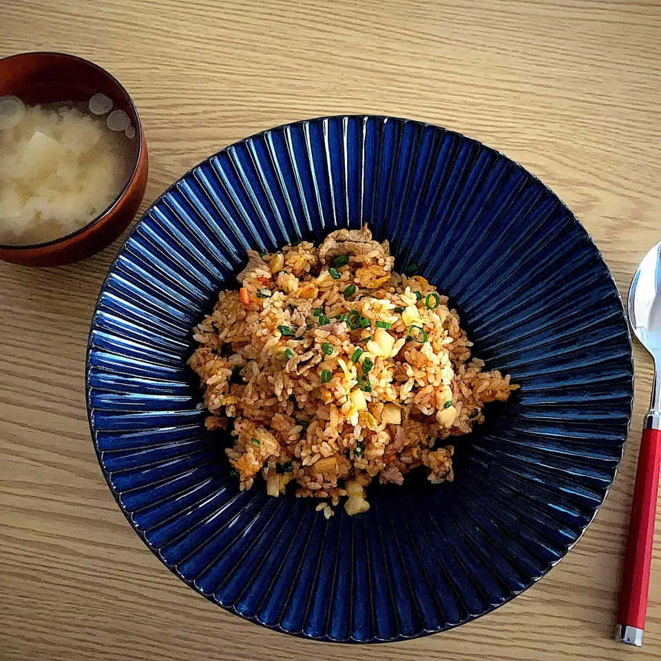 Snapdishの料理写真:キムチチャーハン、味噌汁(豆腐、ねぎ)|ツインうさぎさん