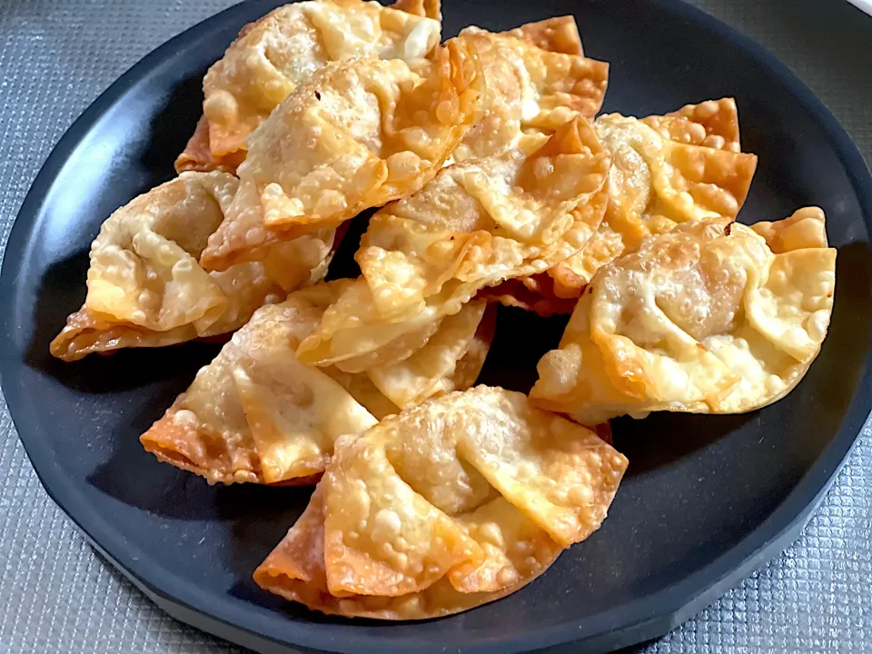 Snapdishの料理写真:Deep fried gyoza|yeni kartikasariさん