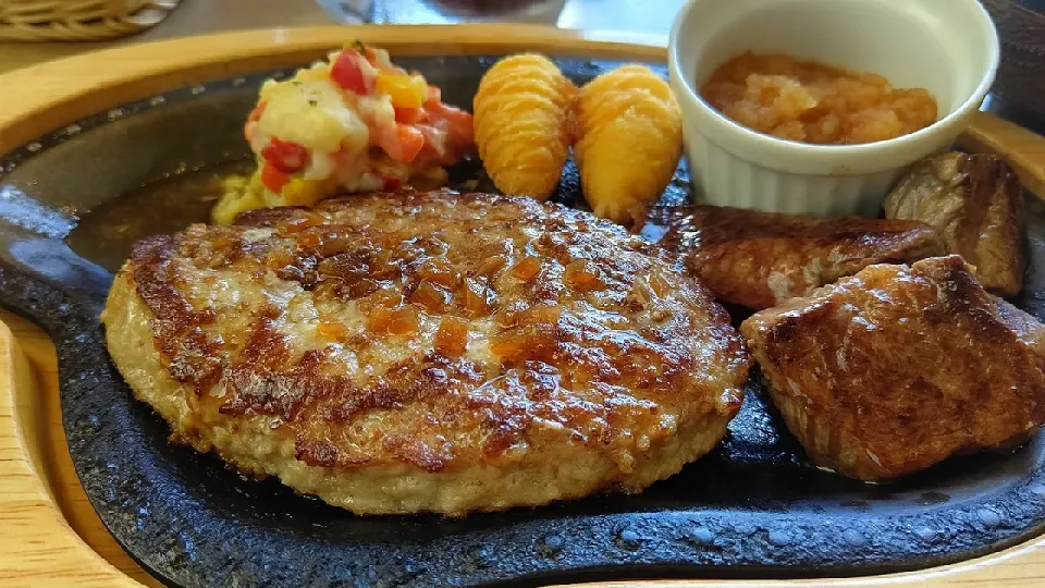 びっくりドンキー
ハンバーグ+肉コロコロランチ|metabochanさん