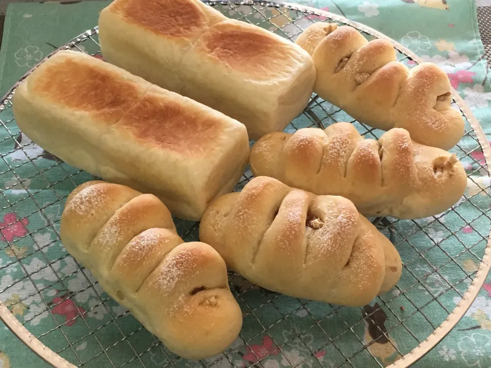 Snapdishの料理写真:ミニ食パンとクルミパン|チムニーさん