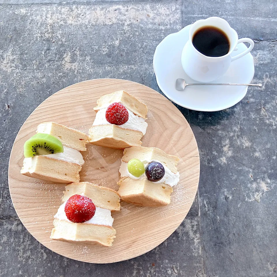 カフェ巡り☕️北海道新冠町の「椿サロン」のフルーツサンドはパンケーキ🍓|Happy suzumeさん