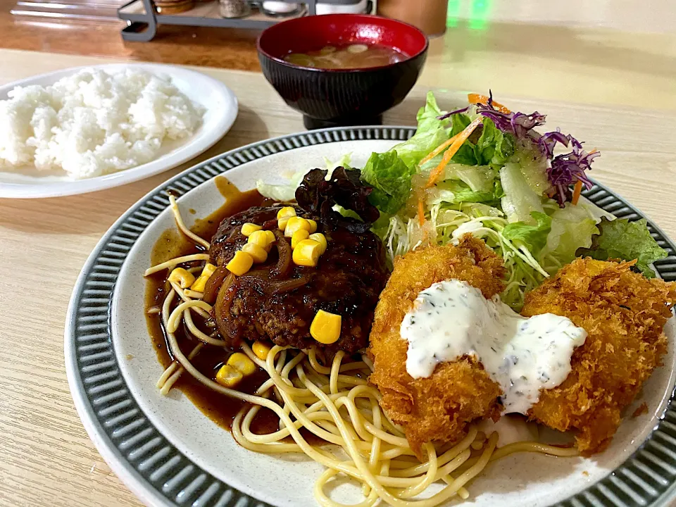 Snapdishの料理写真:ハンバーグ蟹クリームコロッケ|tadaroさん