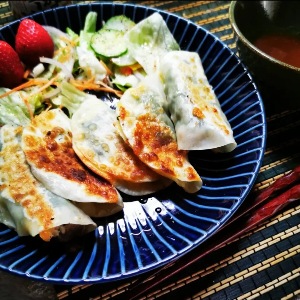 超簡単😮餃子の皮に豚肉としそ挟んで
焼くだけで最高にウマい🤪
話題のバズり飯😀👌🤪|ペンギンさん