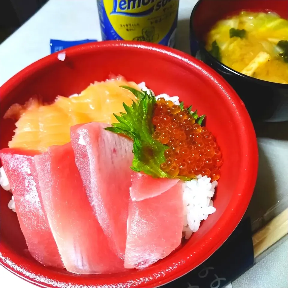 はま寿司の🍣寿司屋のまぐろサーモン丼|うたかた。さん