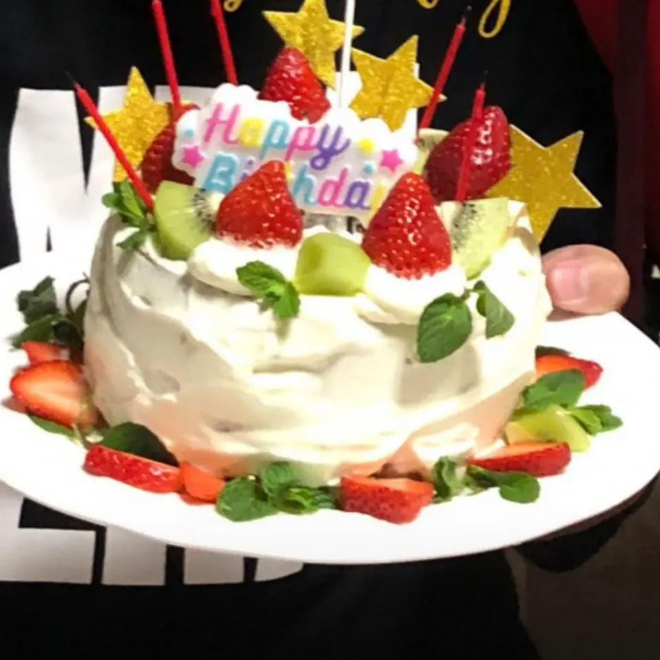 Snapdishの料理写真:happy birthday😊ケーキ焼いたら、お友達がデコってくれました😊|たんぽぽぽんさん