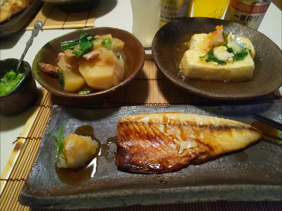 Snapdishの料理写真:塩さば、煮もの、揚げ出し豆腐🍻
 #家飲み #キリン一番搾り #キリン本搾りレモン|miyuki🌱さん