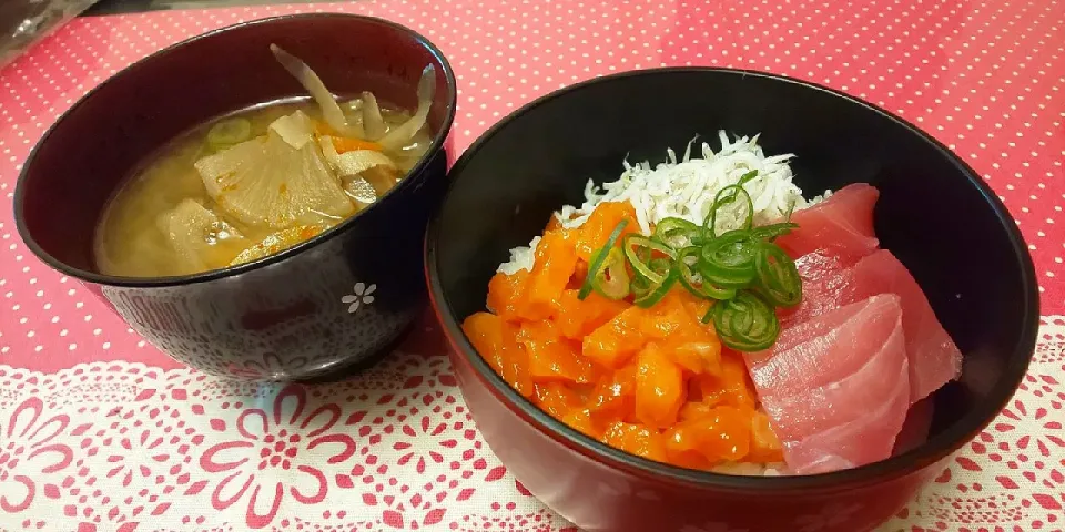 マグロ、サーモン、しらすの三色丼&豚汁|kamekameさん