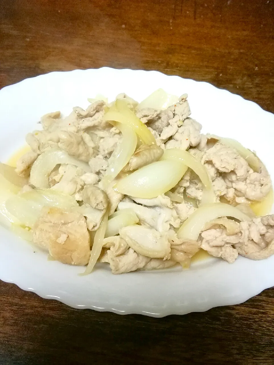 豚とん炒め🐷

豚白もつと豚こま、玉ねぎ、味付けはにんにく生姜醤油(ヤマサこれ!うま‼つゆにだし昆布を１枚、にんにく、生姜を漬けたもの)、エスビー食品のバリ辛ブレンド、にんにく、生姜、料理酒、塩コショウ。|にんにくと唐辛子が特に好き❤️(元シャリマー)さん