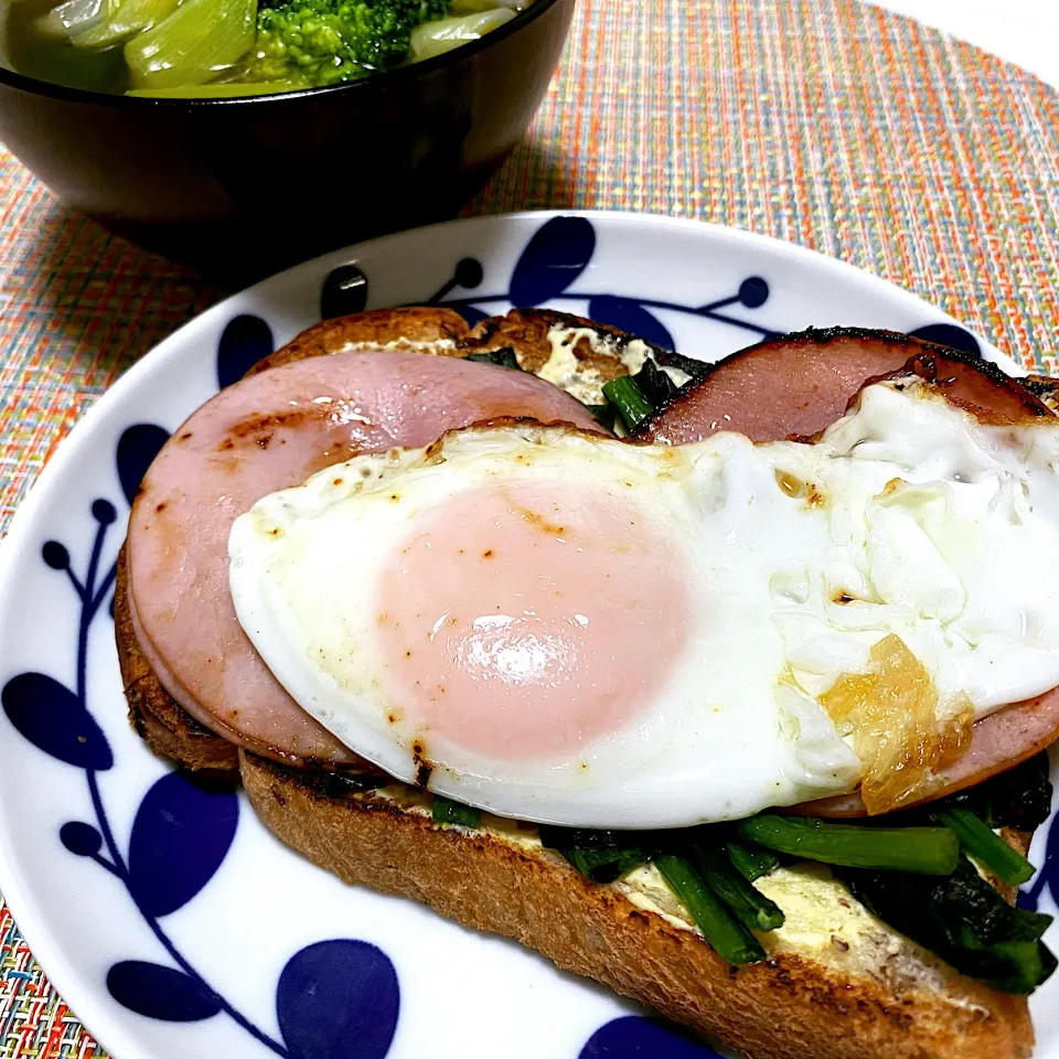 ライ麦食パンの目玉焼きトースト|ずずさん