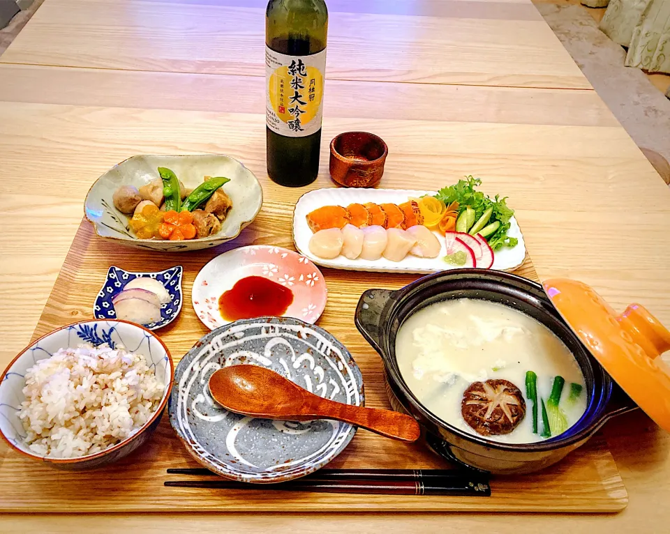 今日の夕食　炙りサーモンと帆立のお刺身　温泉湯豆腐　煮物　カブの浅漬け　もち麦ごはん|ふわ猫はなちゃんさん