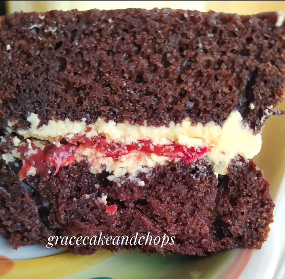 Snapdishの料理写真:Chocolate cake sandwich with buttercream and strawberry sauce|Gracecakeさん