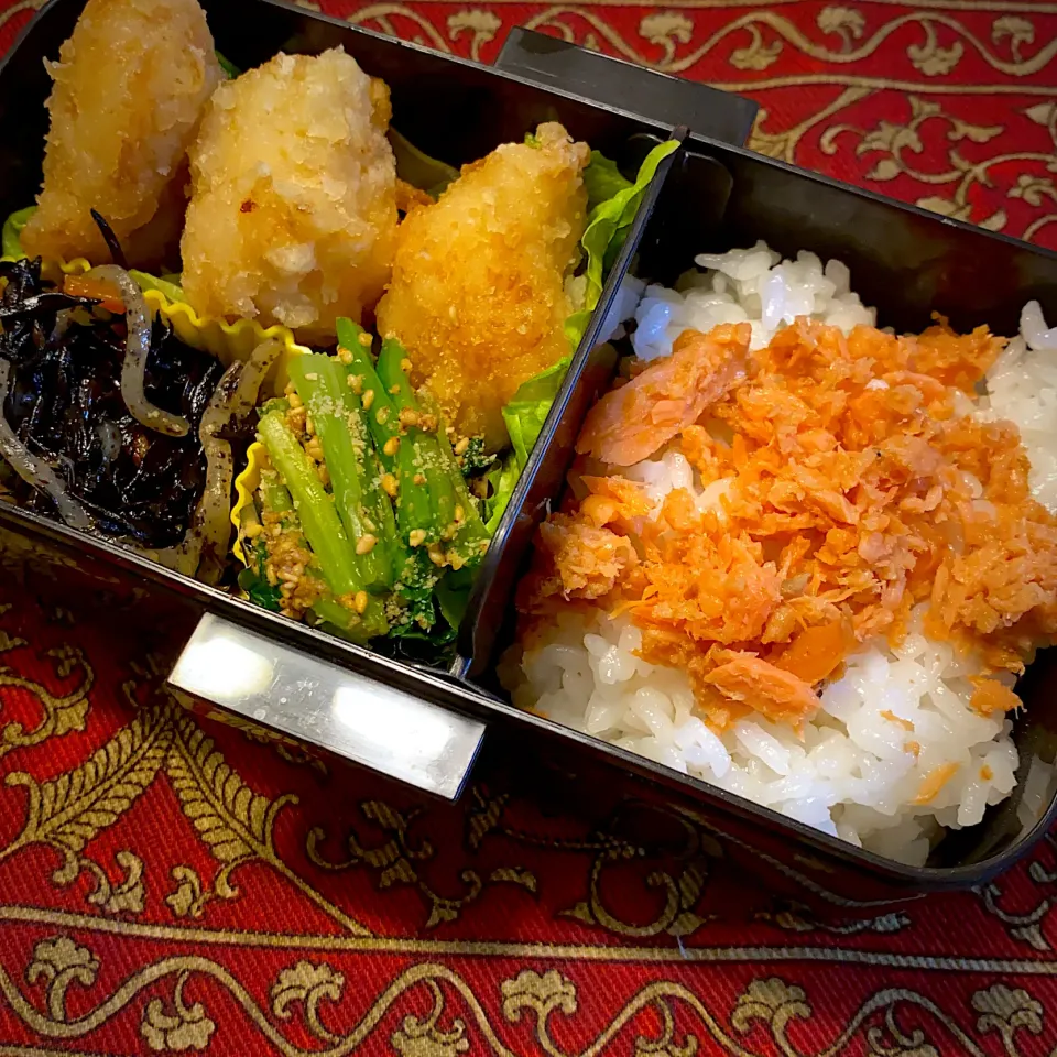 鶏の唐揚げと、ひじきの煮付けと、ほうれん草の胡麻和えと、鮭フレークご飯弁当|もえさん