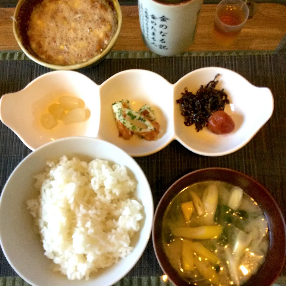 2021年3月2日　男前美容師の手作り朝ごはん　ネギ入納豆ご飯　ネギとたっぷり具材味噌汁　田舎の母が送ってきたネギをたっぷりいただきました。愛情のこもったネギをありがとう😊|Booパパさん